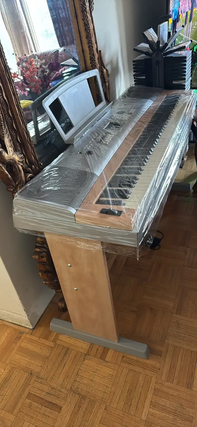 YAMAHA GRAND PIANO DGX-620 in Pianos & Keyboards in City of Toronto - Image 6