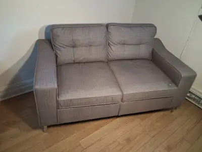 Couleur: Gris avec de pâles lignes blanches 30 pouces de large 29 pouces de haut 56 pouces de long A...