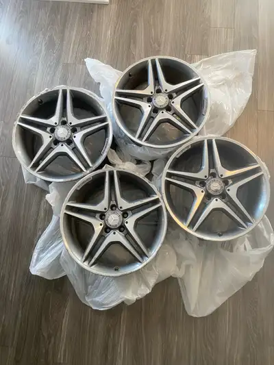 Véhicule : Mercedes-Benz CLA 250 4MATIC Spécifications : • Grandeur : 18 pouces • Largeur : 7.5J • E...