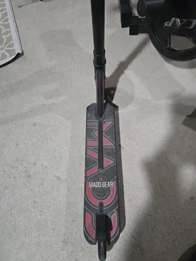 Selling a scooter it’s used for the park and stunts on the bottom there are scrapes from the skatepa...