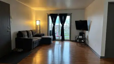 Drummondville, grand 5 1|2 a louer rue taillon, 3e étage. 3 chambres, balcon, locker exterieur , 2 s...