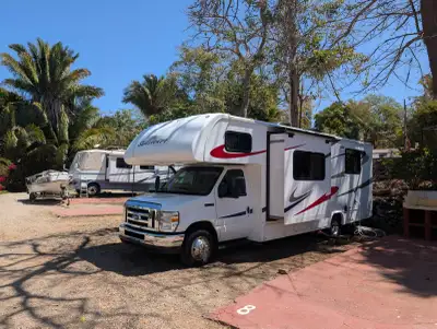 Motorisé Forest River Sunseeker 2650 CDW – 2017, très bien entretenu et prêt à partir. Environ 100 0...