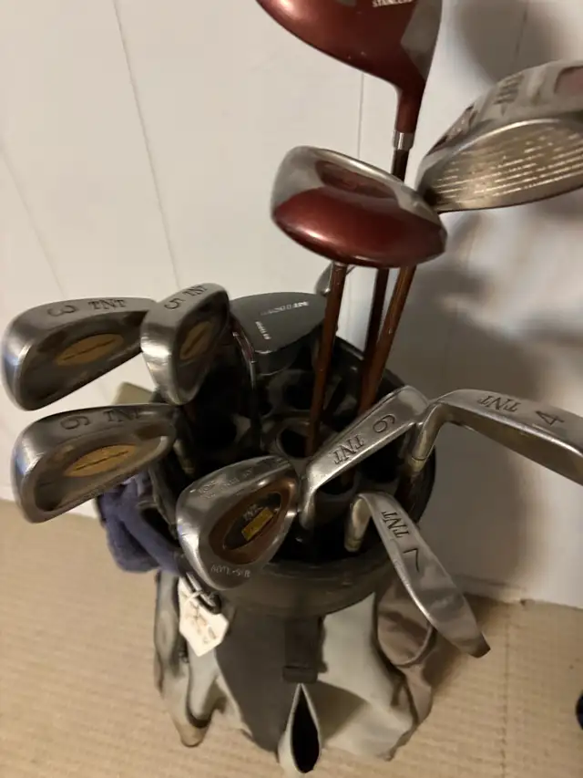 Great shape women’s right handed golf clubs and bag graphite in Golf in Guelph - Image 3