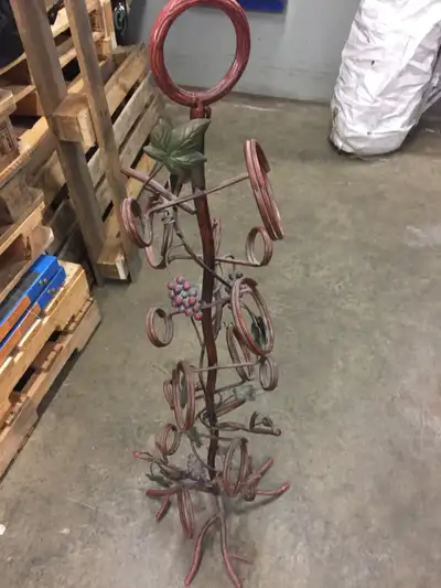 Rangement à vin / cellier artisanal. Situé à St-Amable. Aucune livraison. Prix 25$