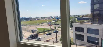 North York – Large condo room in a 2-bedroom apartment. Sheppard & Allen - Sheppard West Station mer...
