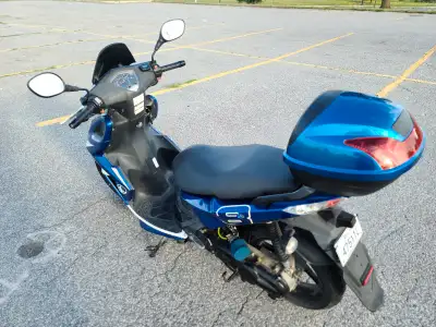 Je suis a Thurso Quebec DERNIER PRIX 1700$ Je ne livre pas/ i dont deliver 2011 Kymco Super 8. Moteu...