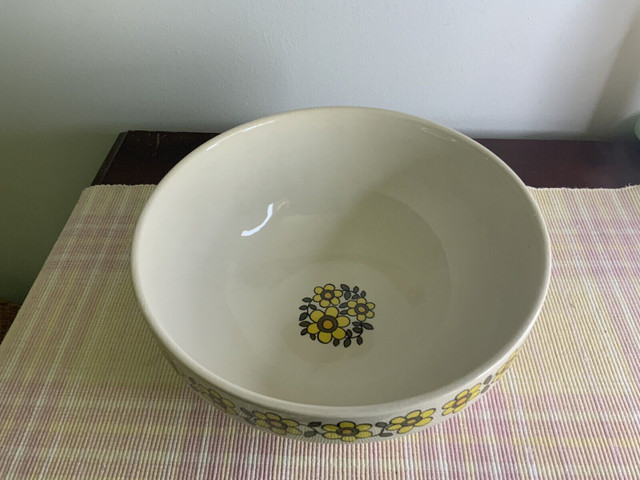 TAUNTON VALE Retro Yellow Daisy LARGE BOWL 1960’S ENGLAND in Arts & Collectibles in City of Toronto - Image 2