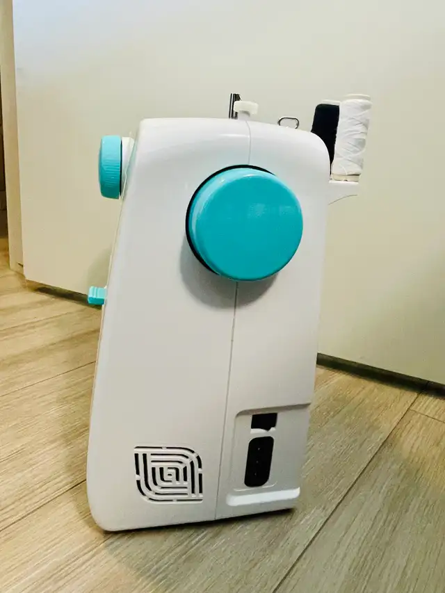 Singer 1234 Sewing Machine -  Includes 2 Lar438828583858350082