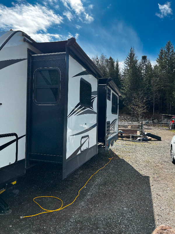 2018 Dutchmen - Kodiak Ultimate Floorplan 2711BS in Travel Trailers & Campers in Terrace - Image 3