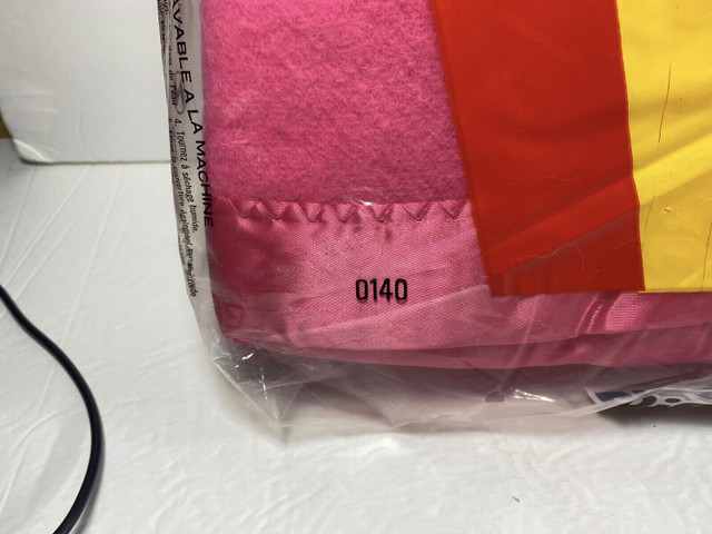 Vtg Pink Zellers Esmond 72x84 polyester blanket NOS in Arts & Collectibles in London - Image 4