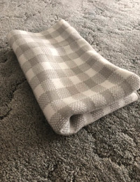 New Without Tags knit Baby Blanket $6