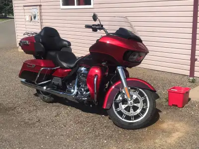 2018 Harley Davidson Road Glide Ultra - Twin-Cooled Milwaukee-Eight 107 V-Twin - 1,746 cc (107 cubic...