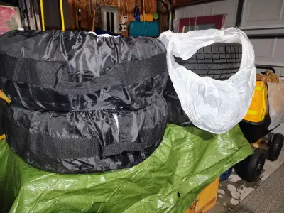 Complete set of 4 Yokohama iceGUARD iG52c winter tires in excellent, near-new condition. Size: 225/4...