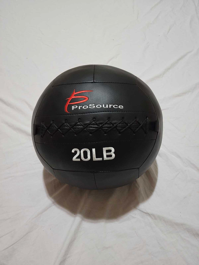 20lbs medicine ball in Exercise Equipment in City of Montréal