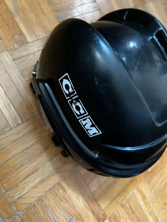 Kids Ice-skating hockey helmet  Size M (5-6 year old) in Skates & Blades in Mississauga / Peel Region - Image 2