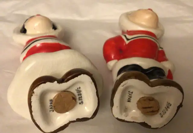 VINTAGE COLLECTIBLE 1956 NAPCO KISSING ESKIMO SALT AND PEPPER in Arts & Collectibles in Sault Ste. Marie - Image 4