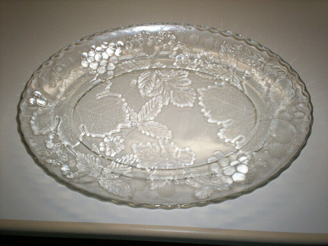 Plateau ovale en Verre 18 po x 14 po Oval Platter, Glass. dans Vaisselle et articles de cuisine  à Ouest de l’Île