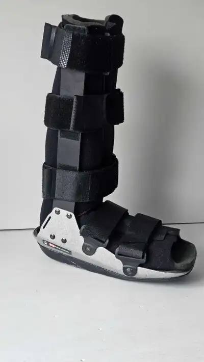 Bledsoe Walking Boots Size Medium , pls check photos for more details . In great shape.