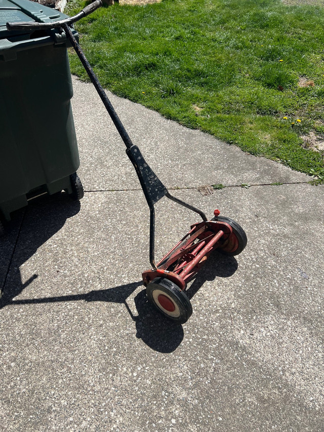 Push mower  in Lawnmowers & Leaf Blowers in Leamington - Image 2