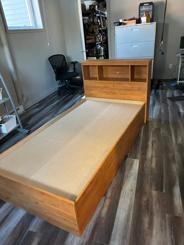 Base de lit simple in Beds & Mattresses in Sherbrooke - Image 3