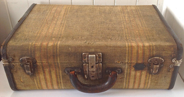 Antiquité. Collection. Magnifique valise ancienne. Montréal dans Art et objets de collection  à Lévis - Image 2