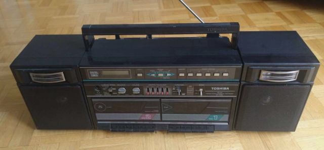 TOSHIBA RT-7166 AM FM Stereo Radio Cassette Recorder Boombox in Stereo Systems & Home Theatre in City of Montréal - Image 2