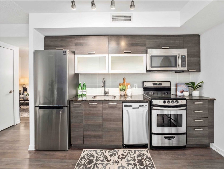 Beautiful 2 Bedroom Condo at Queen/ Dufferin for Rent 3