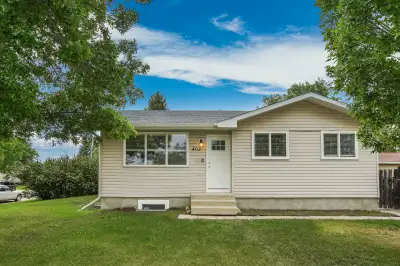 Top Floor 3 Bed Bright Newly Renovated - Sep Entry & Launtry