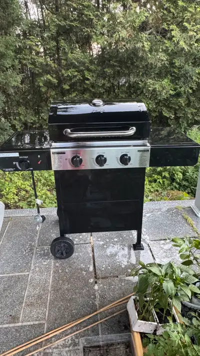 3 burner gas barbecue. Barely used, like new.