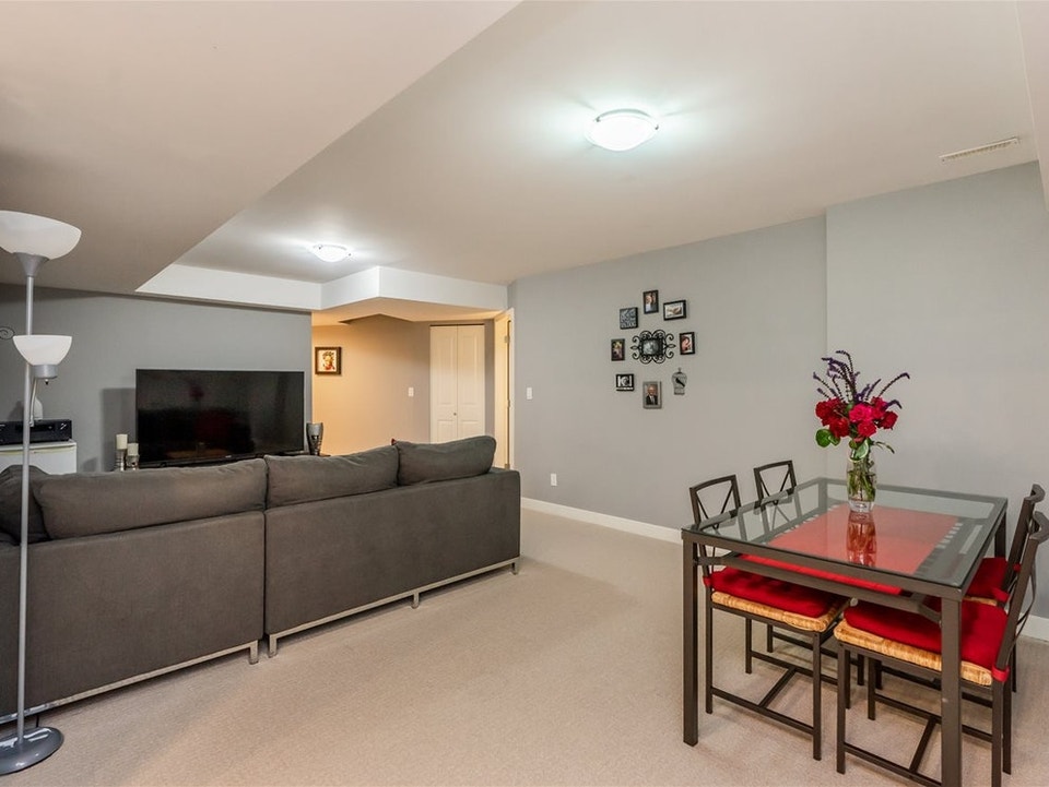 Spacious 1 Bed / 1 Bath Basement Suite 2