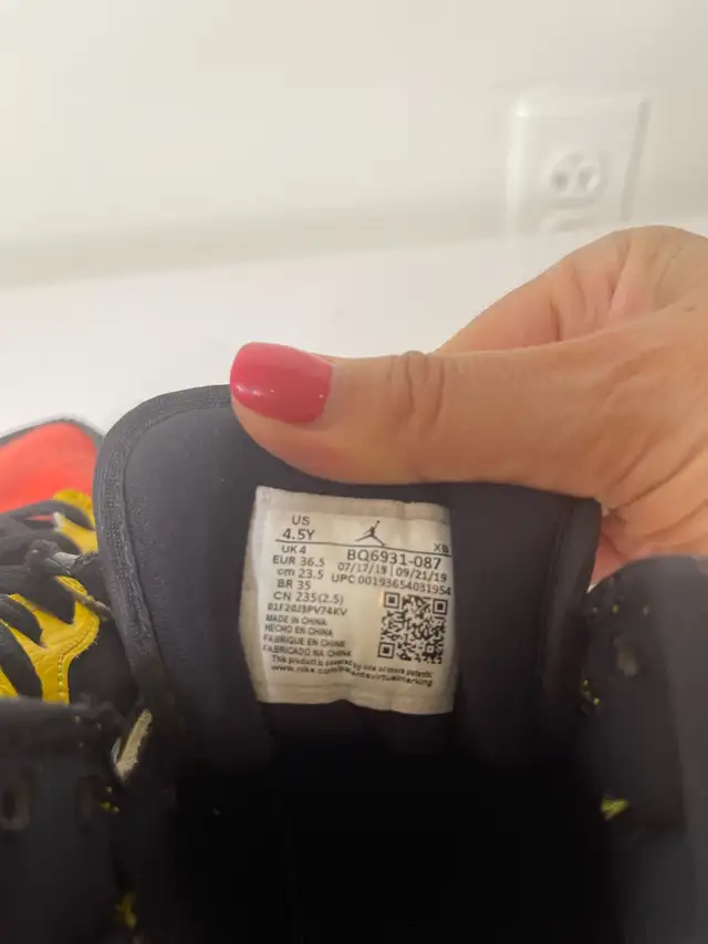 Nike Air Jordan 1 Mid GS — Original in Kids & Youth in City of Montréal - Image 6