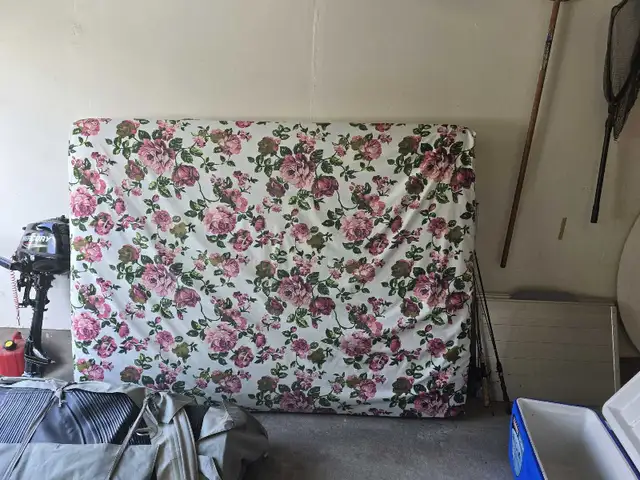 Queen Mattress with Cover in Beds & Mattresses in Mississauga / Peel Region - Image 2