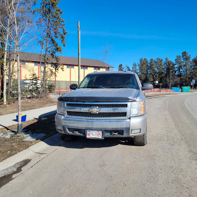 2008 Chevrolet Silverado 1500 half ton 5.3L V8 Crew Cab in Cars & Trucks in Whitehorse - Image 2