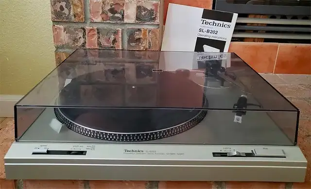 Table tournante Technics SL-B202 Belt drive Semi-auto SLB202 in Stereo Systems & Home Theatre in Longueuil / South Shore - Image 2