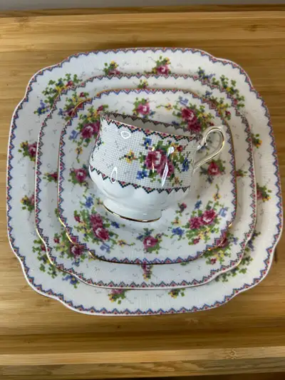 Admirez cet ensemble vintage Royal Albert Petit Point de 48 pièces en parfaite condition datant de 1...