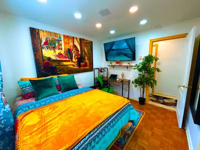 Version française : CHAMBRE MEUBLÉE – 1er MOIS À -50 % Emplacement de choix : environ 5 minutes de m...