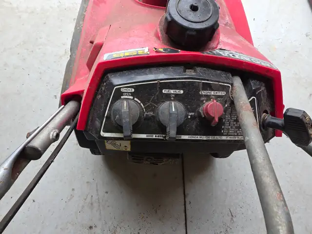 Honda HS35 Snow Blower AS IS in Snowblowers in Windsor Region - Image 4