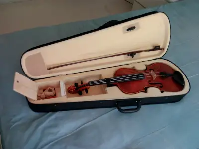 An old (antique) Jacob Steiner violin, 4/4, with fantastic sound for sale. Comes with chin-rest, ros...