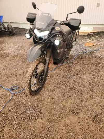 Moto aventure. Prêt à rouler. Mention VGA. Réparer et inspectés. Collision avec un chevreuil. Fairin...