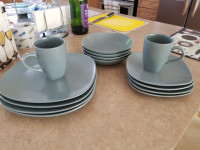 Dinner ware set (2 cups missing)
