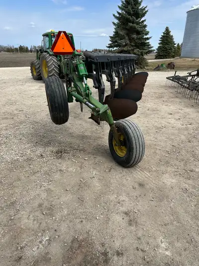 John Deere 2800 plow 7 bottom no welds works excellent call/text (204) 345-3610
