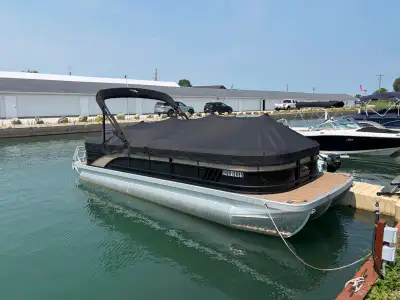 2022 Bennington Tritoon - 24’ L23 fishing package Turnkey fishing and family boat, is in the water a...