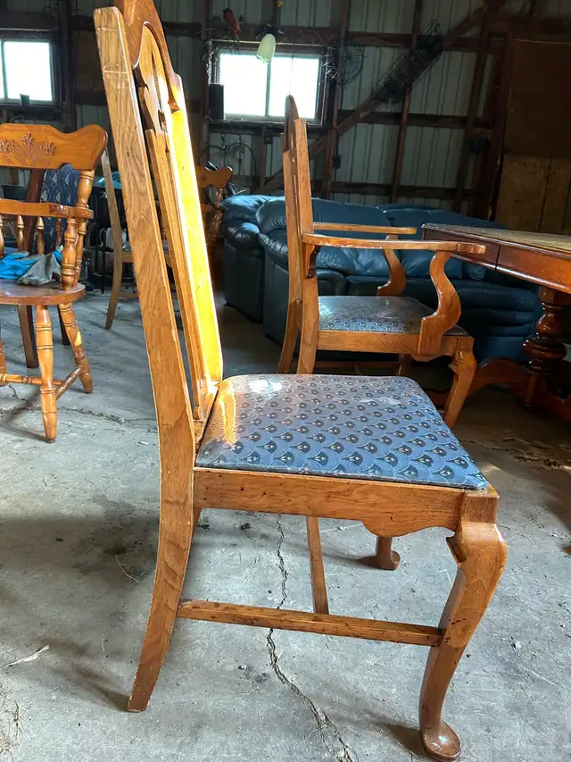 Oak Table and Six Chairs in Dining Tables & Sets in Hamilton - Image 4