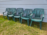 5 plastic patio chairs