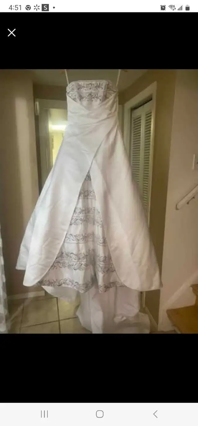 Weeding dress size medium  in Wedding in Calgary - Image 2
