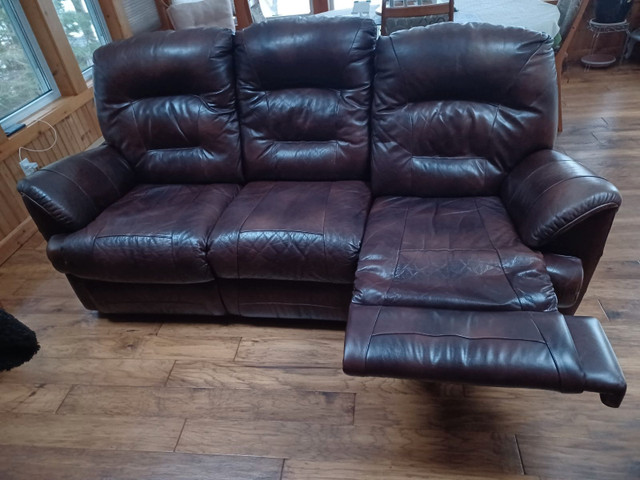 Leather 3 Seater Sofa with Reclining Ends in Couches & Futons in Muskoka - Image 3