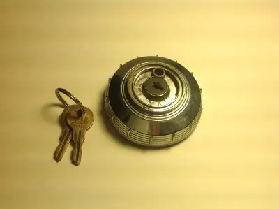 Ancien bouchon en métal chromé, de réservoir d'essence. Aucune idée sur quel modèle de véhicule il a...