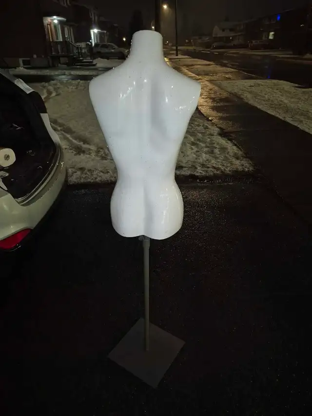 Ceramic mannequin height adjusts in Other in Ottawa - Image 3