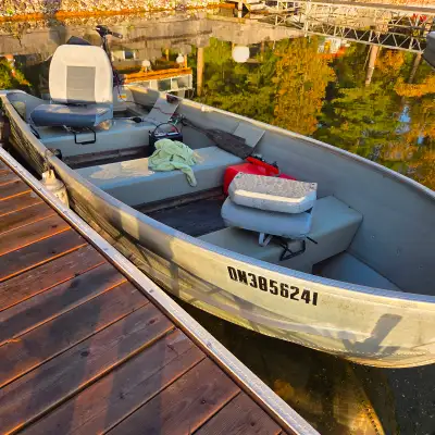 Fishing boat 2004 Crestliner with 2013 20 hp Mercury 4 stroke, with trailer EZ Loader. Winterized. C...