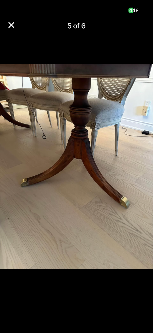 Vintage dining table in Dining Tables & Sets in City of Toronto - Image 4